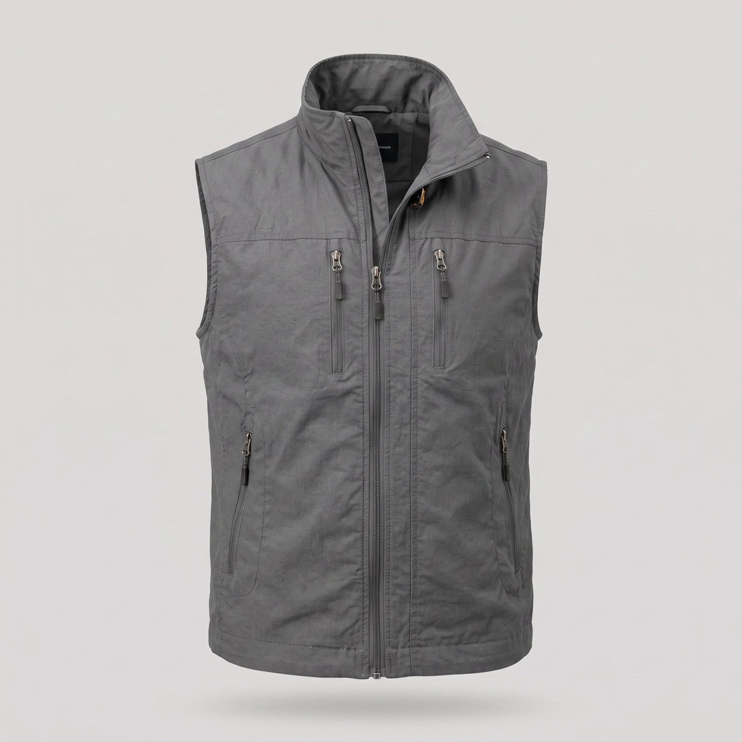 Dettaglio delle tasche con zip sul petto del gilet