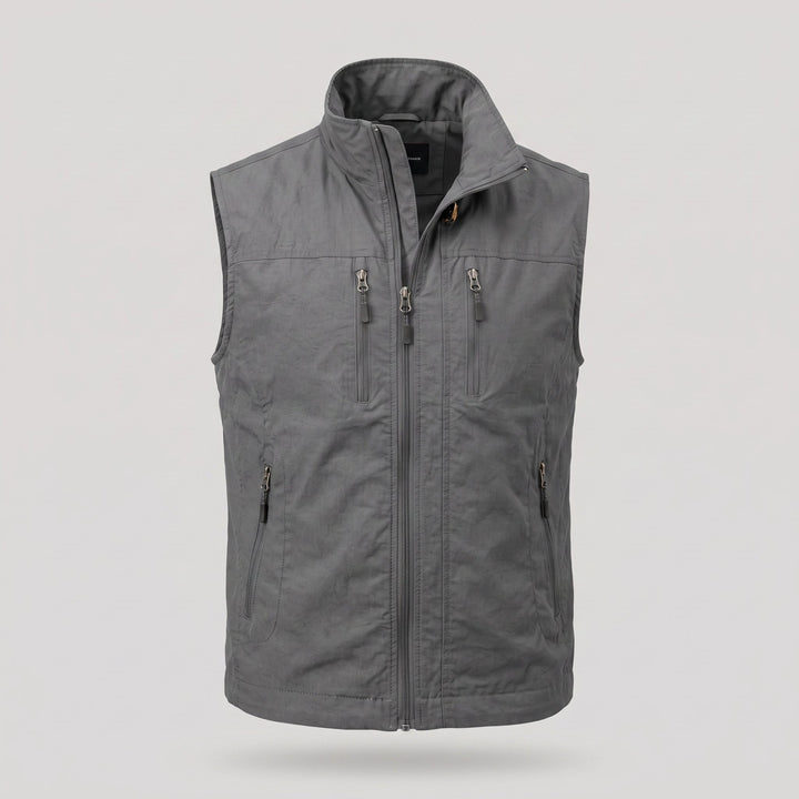 Dettaglio delle tasche con zip sul petto del gilet
