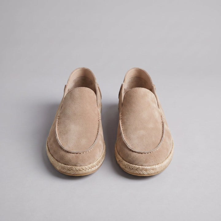 Coppia di loafer espadrille da uomo su superficie neutra