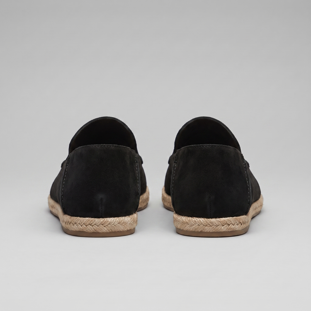 Vista frontale del loafer slip-on con silhouette classico