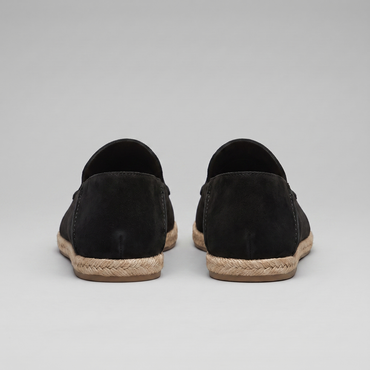 Vista frontale del loafer slip-on con silhouette classico