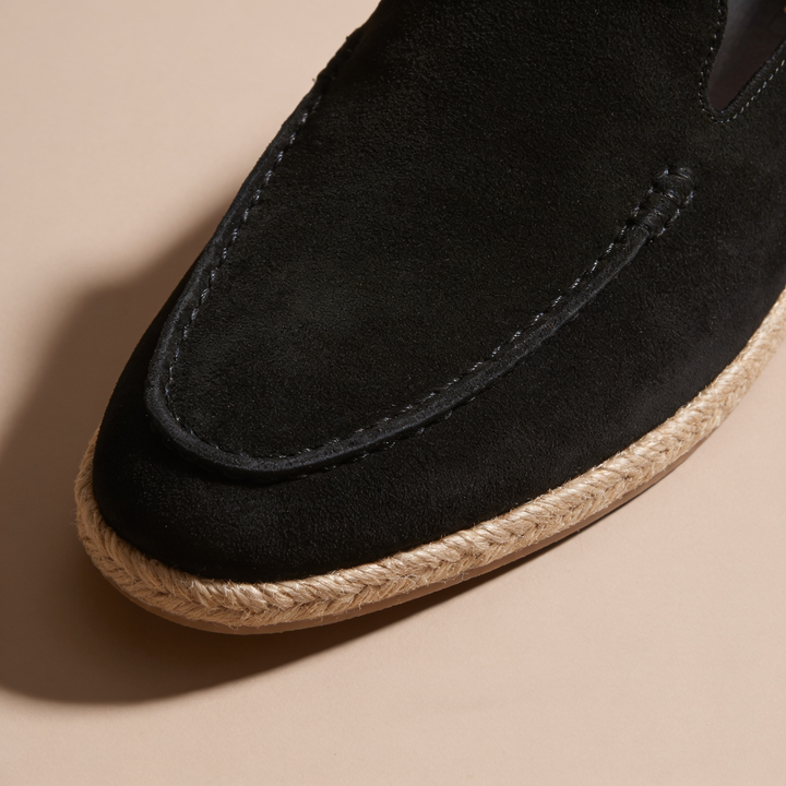 Dettaglio dei lati elasticizzati del loafer da uomo