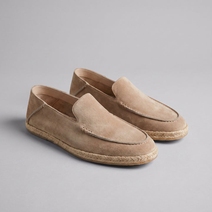 Loafer da uomo indossato, vista laterale intera
