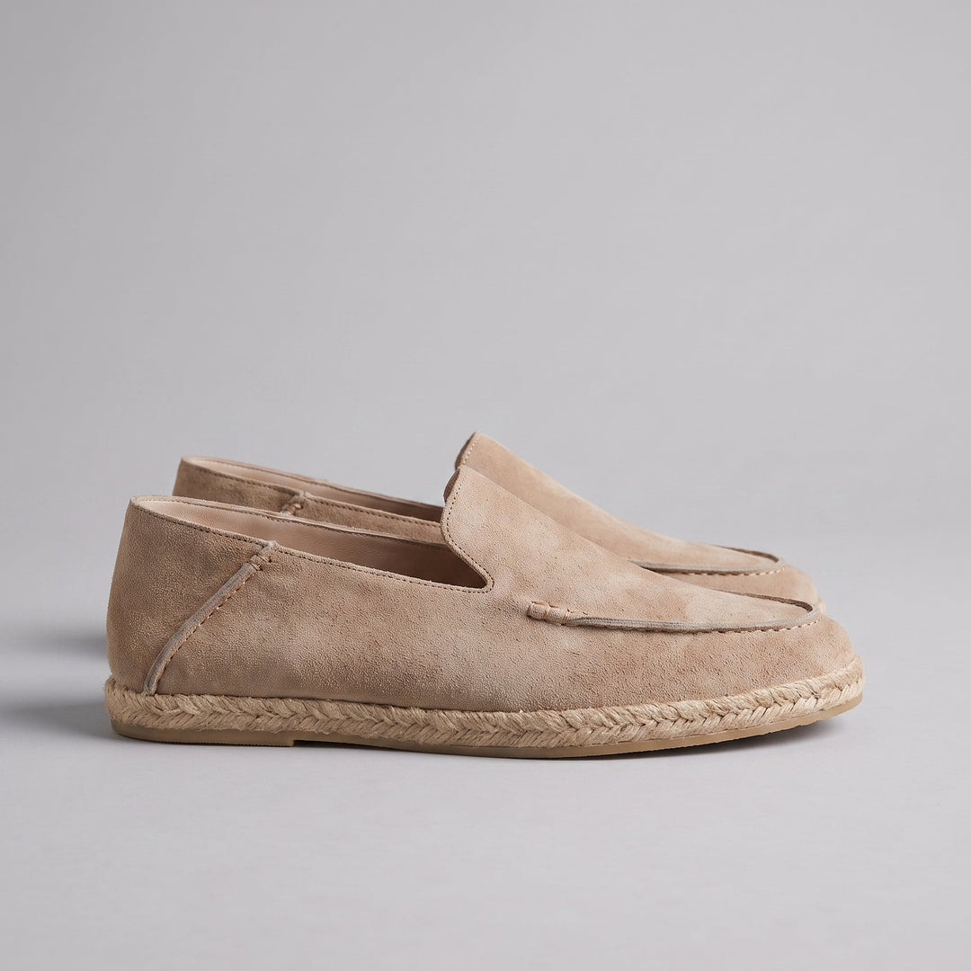 Dettaglio della tomaia in suede con finitura pulita