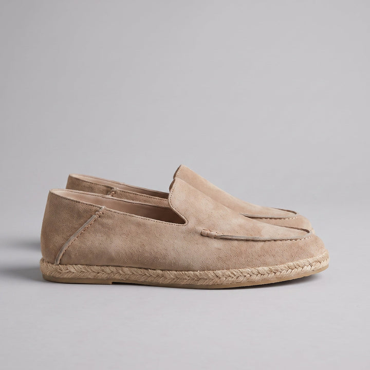 Dettaglio della tomaia in suede con finitura pulita
