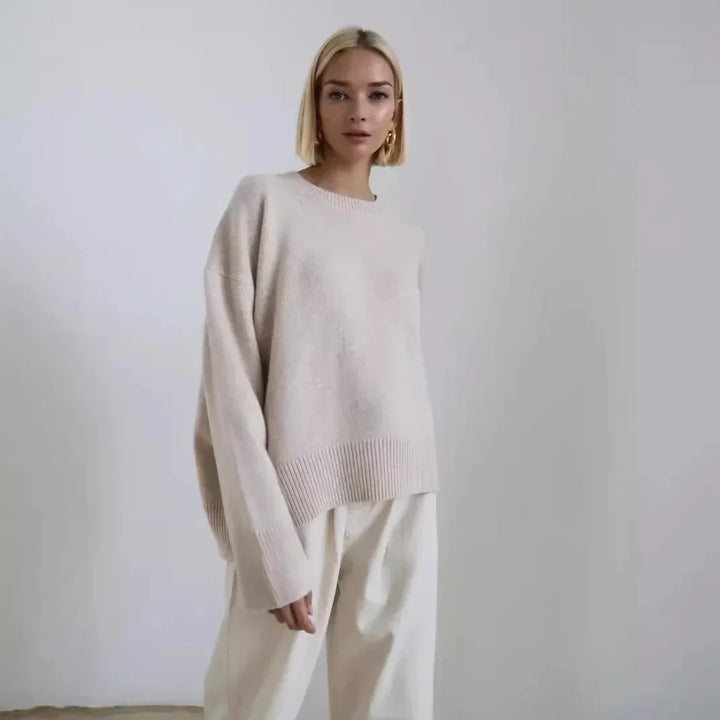 Maglione girocollo oversize, dettaglio del collo a costine