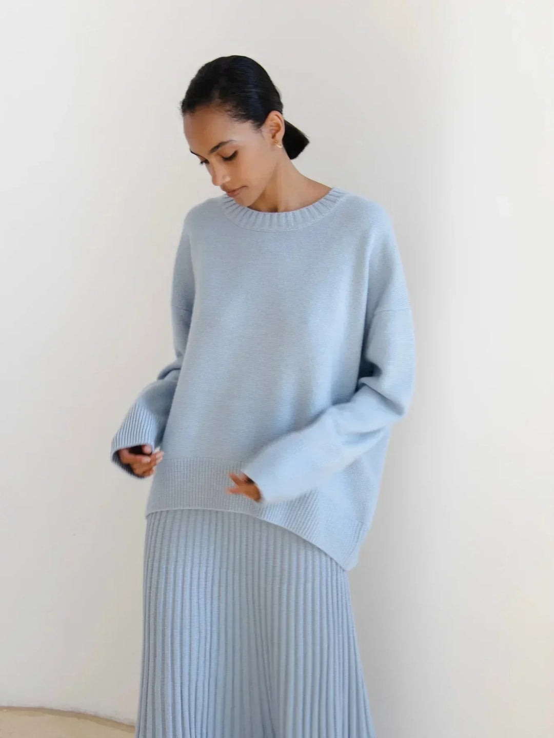 Maglione rilassato indossato, vista tre quarti