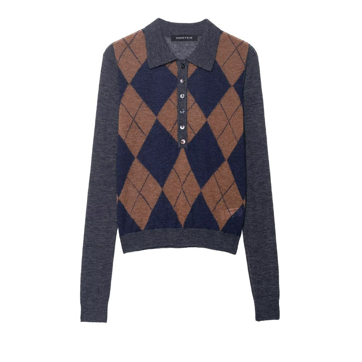 Dettaglio del polsino a costine del maglione polo con motivo argyle