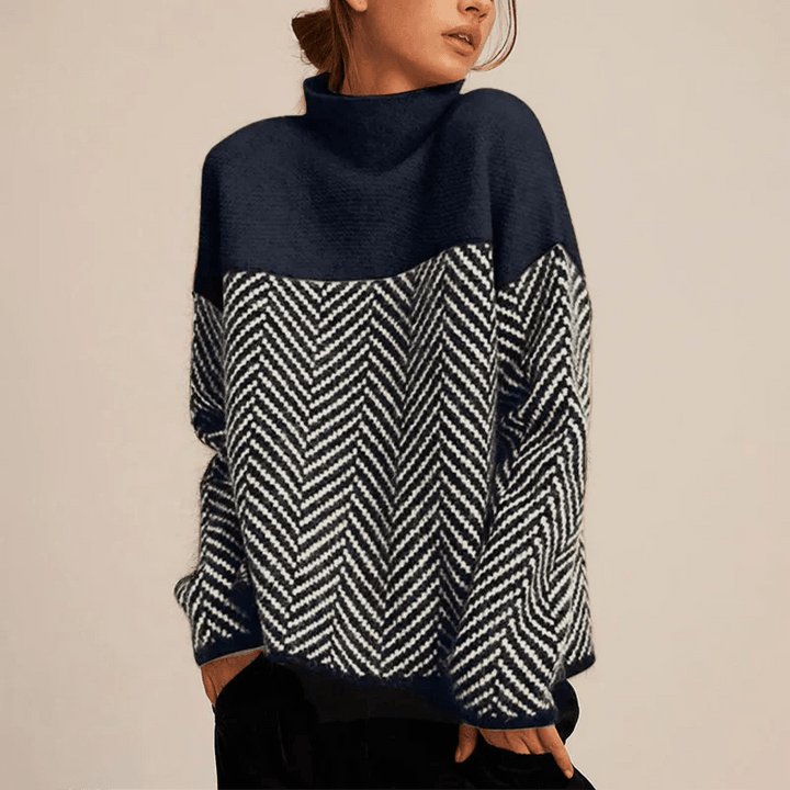 Vista posteriore del maglione con silhouette ampia e dettaglio delle maniche