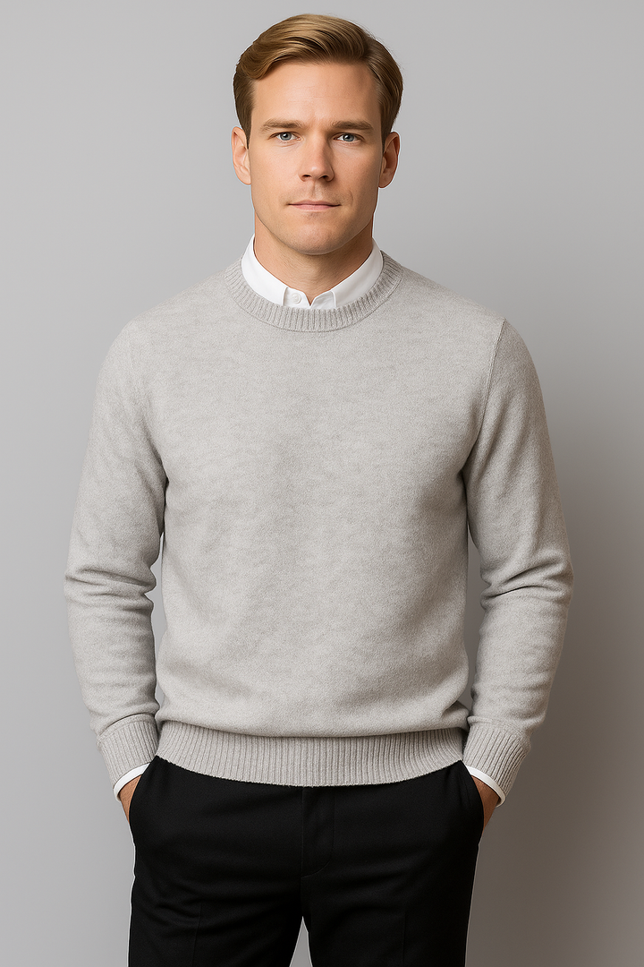 Maglione da uomo indossato, vista laterale con silhouette strutturata