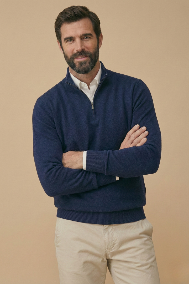 Maglione indossato sopra una camicia, vista laterale