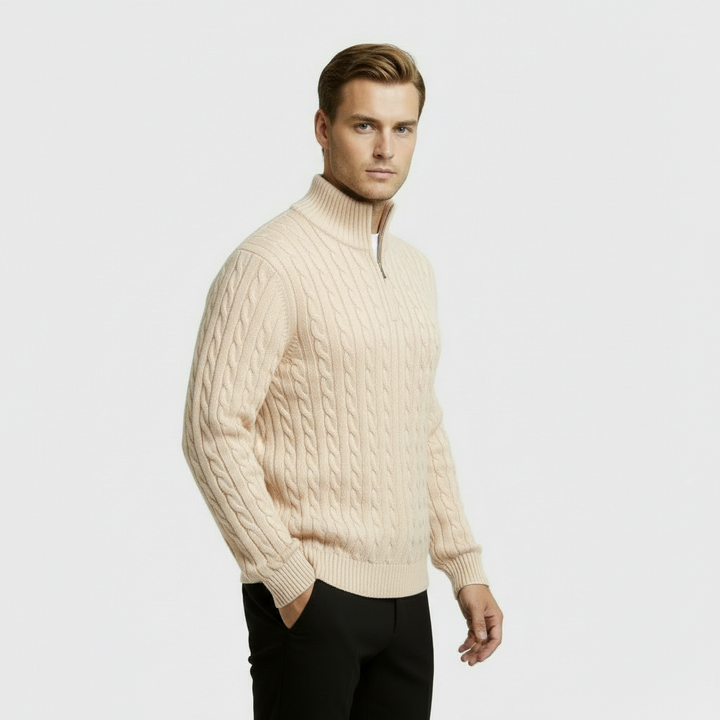 Maglione da uomo indossato in contesto smart casual con zip a quarto