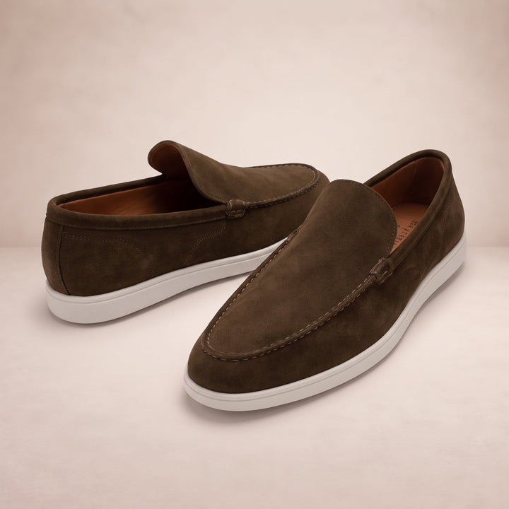 Vista frontale del mocassino slip-on da uomo