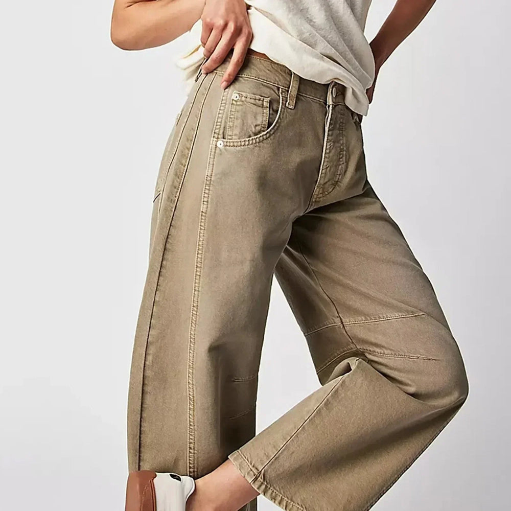 Vista laterale del pantalone con taglio rilassato e lunghezza intera