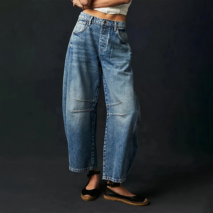 Pantalone indossato in un contesto urbano casual