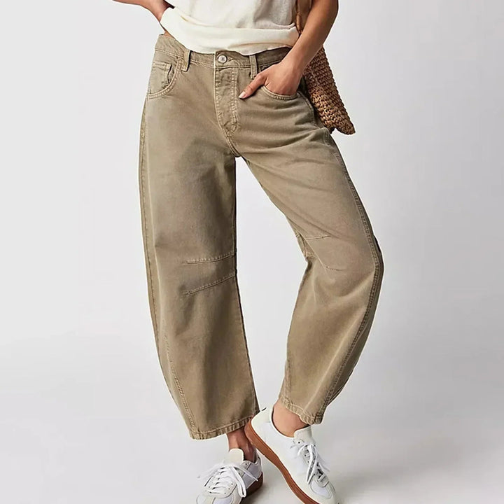 Pantalone ampio da donna con gamba larga visto frontalmente