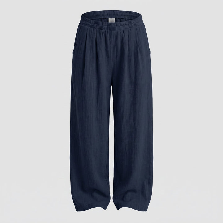 Dettaglio del tessuto misto lino e cotone del pantalone