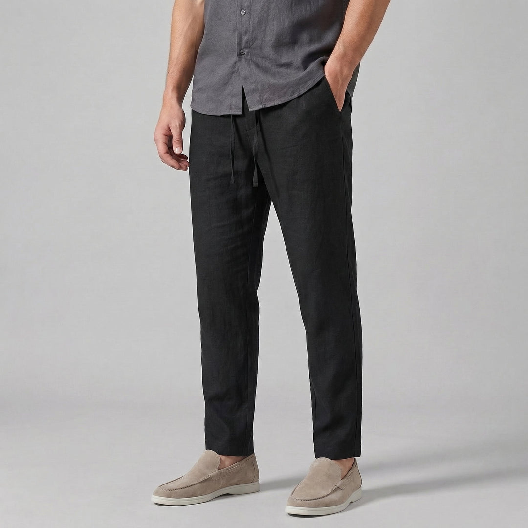 Pantalone indossato, dettaglio della vestibilità ampia sulla coscia