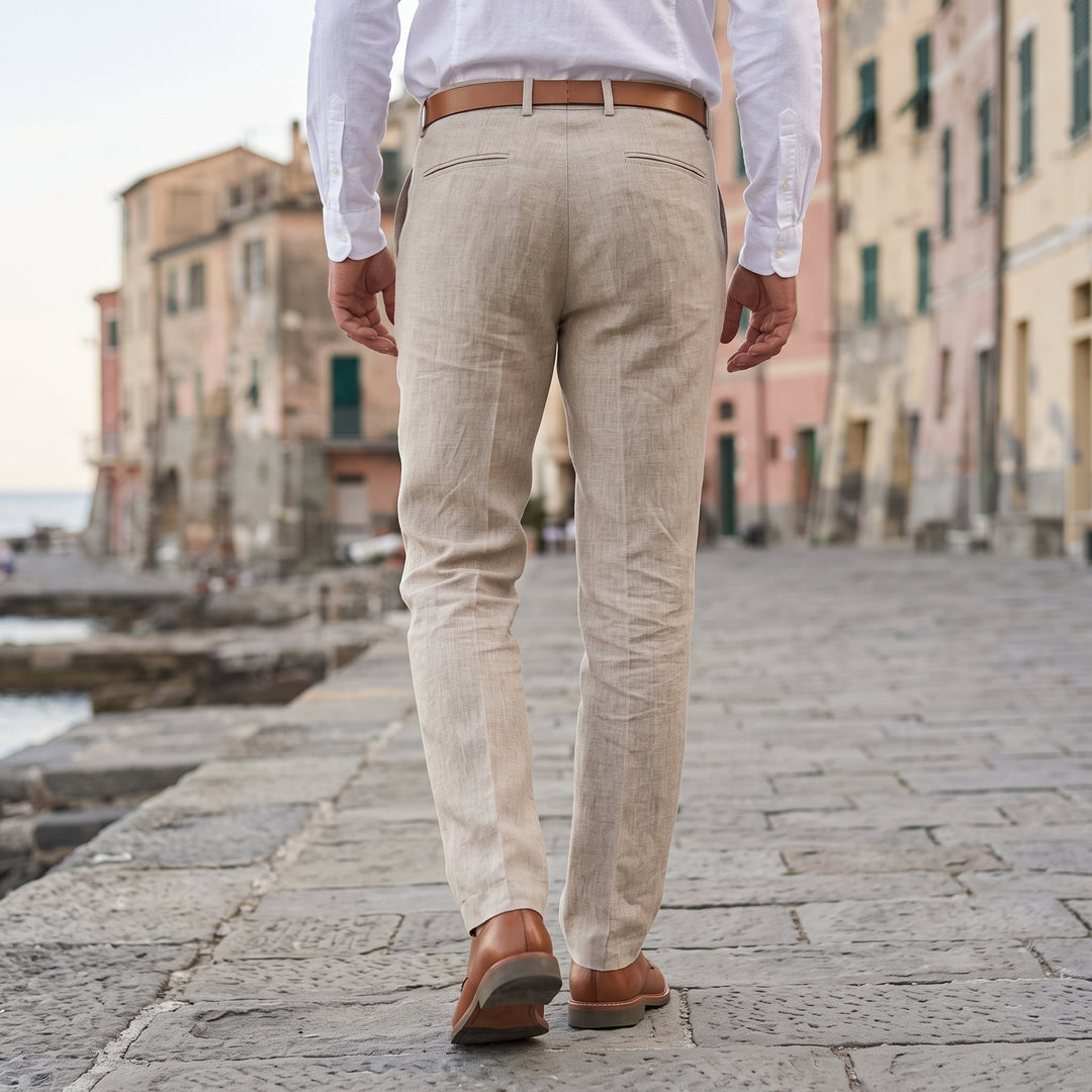 Dettaglio della chiusura a zip e bottone sul davanti del pantalone