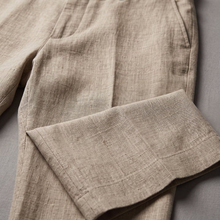 Vista laterale del pantalone da uomo con gamba dritta