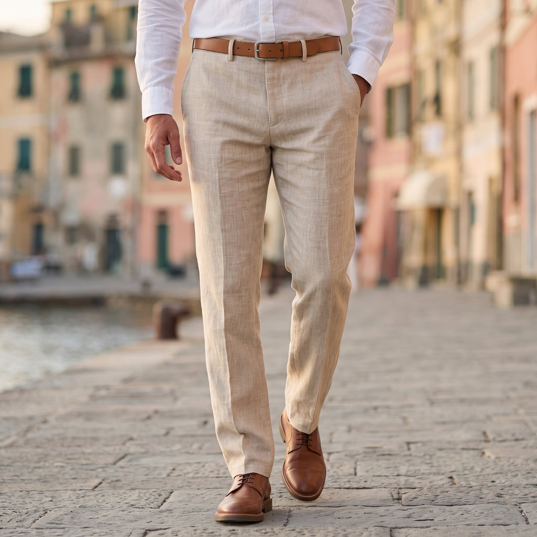 Pantalone da uomo con chiusura a zip e bottone, vista frontale