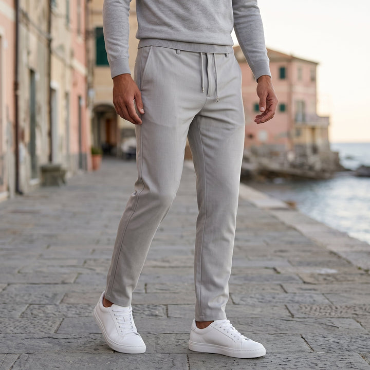 Pantalone da uomo a vita elastica con taglio regolare e gamba dritta, vista frontale
