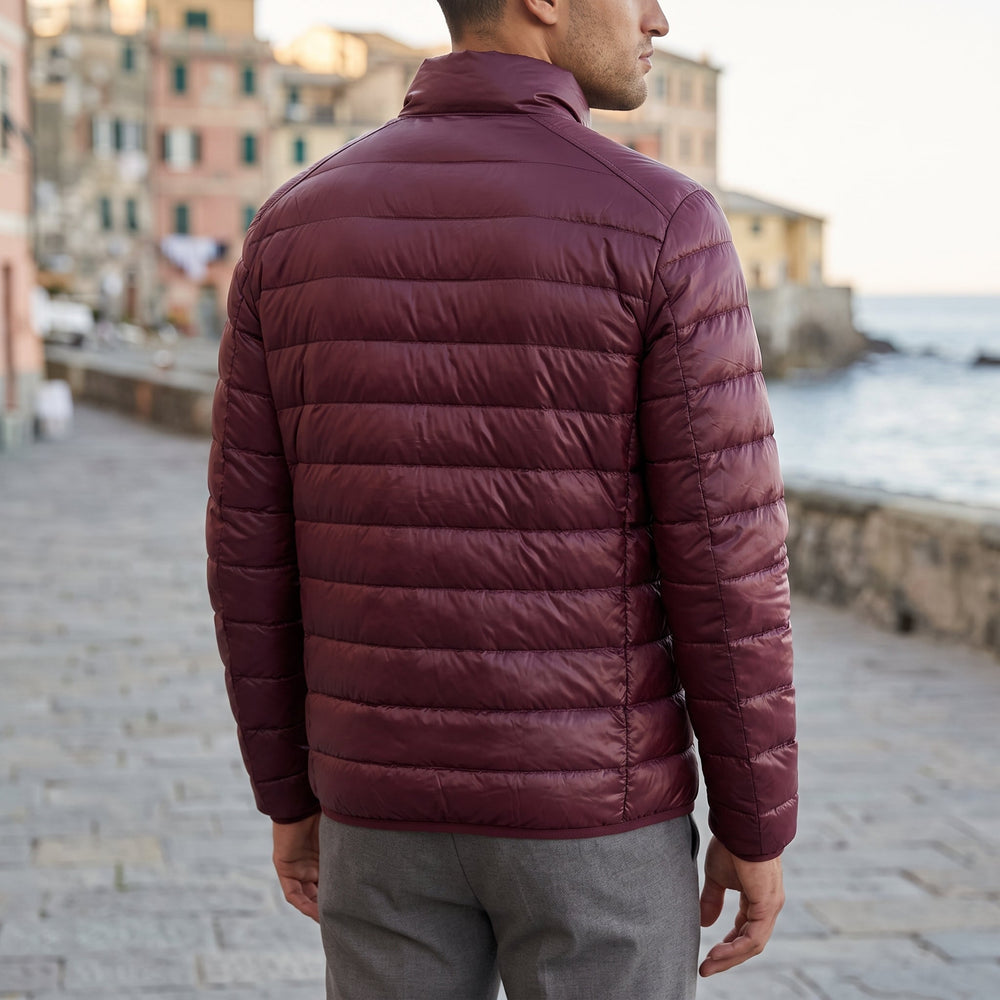 Primo piano della zip frontale e del colletto del piumino