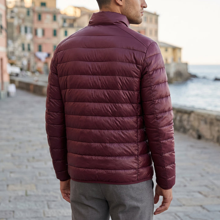 Primo piano della zip frontale e del colletto del piumino