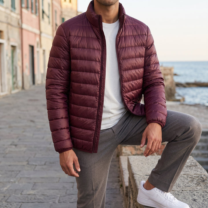 Vista frontale del piumino trapuntato da uomo con zip centrale