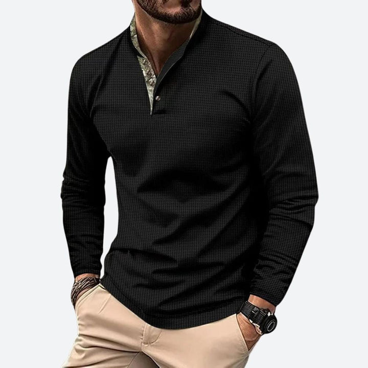 Vista posteriore del polo da uomo a maniche lunghe dal taglio regolare