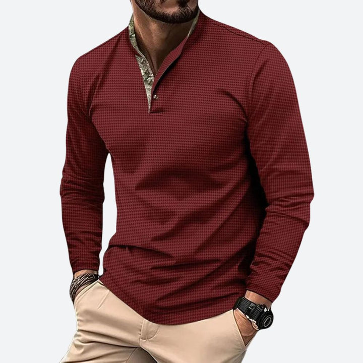 Polo da uomo indossato, vista a tre quarti con maniche lunghe in evidenza