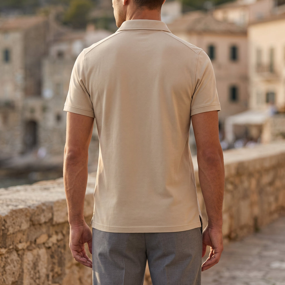 Dettaglio del colletto e dei bottoni del polo da uomo