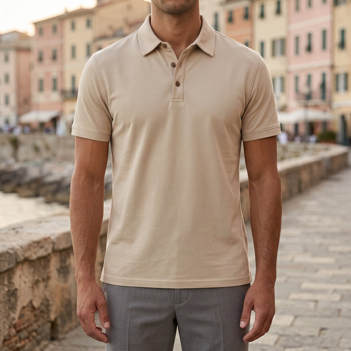 Vista frontale del polo da uomo a maniche corte con taglio regular