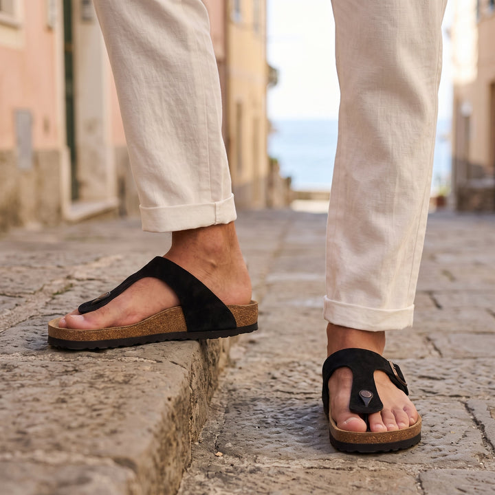 Sandalo da uomo con fascia effetto suede e fibbia laterale regolabile, vista frontale