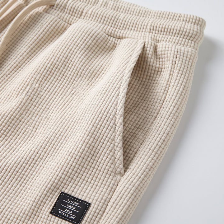 Vista frontale degli shorts da uomo con tasche profonde laterali