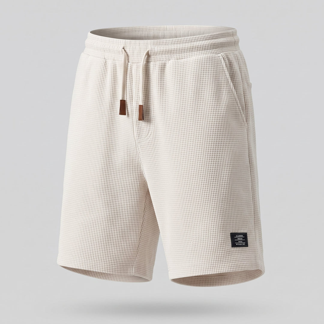 Vista laterale degli shorts con taglio slim e gamba affusolata