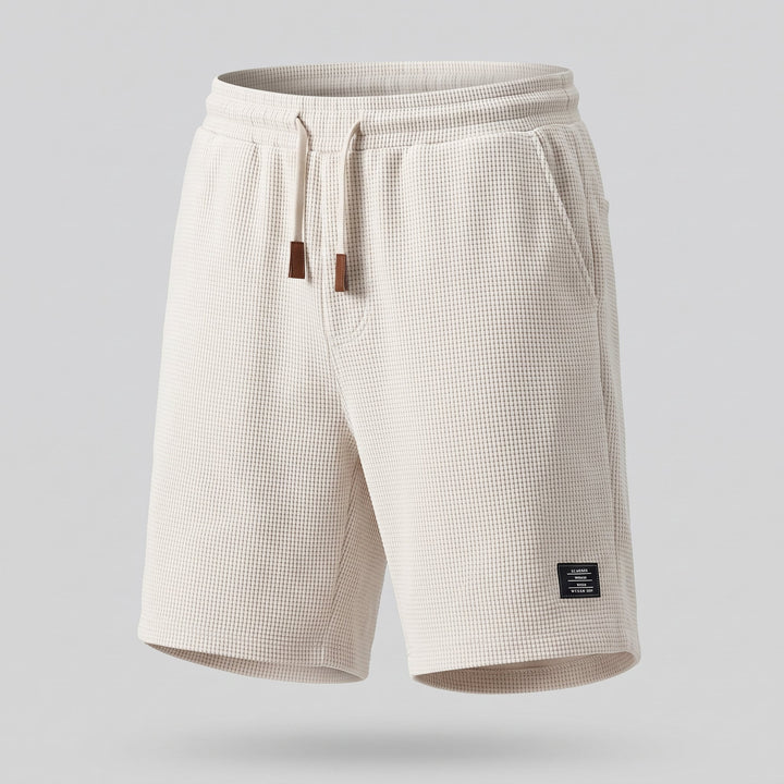 Vista laterale degli shorts con taglio slim e gamba affusolata