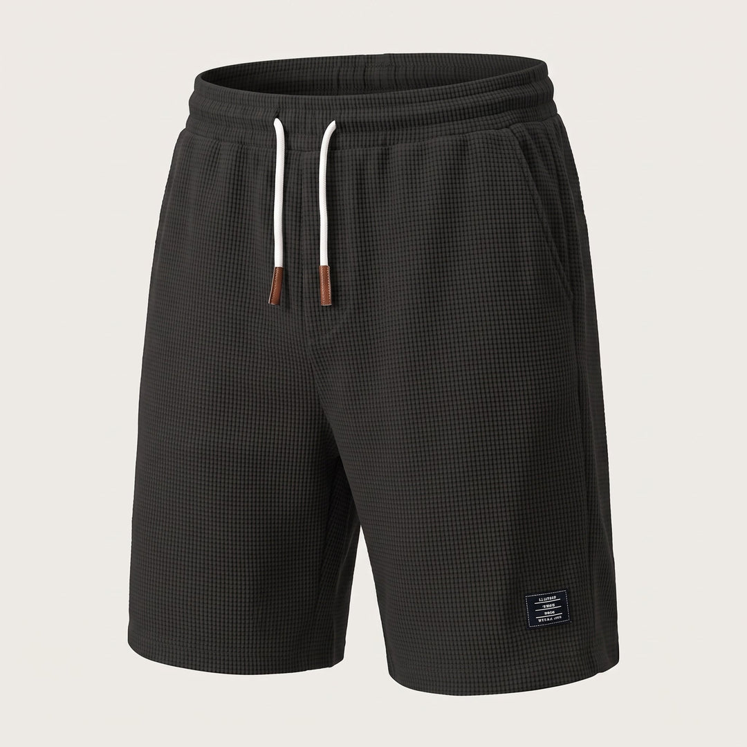 Dettaglio delle tasche profonde sugli shorts da uomo