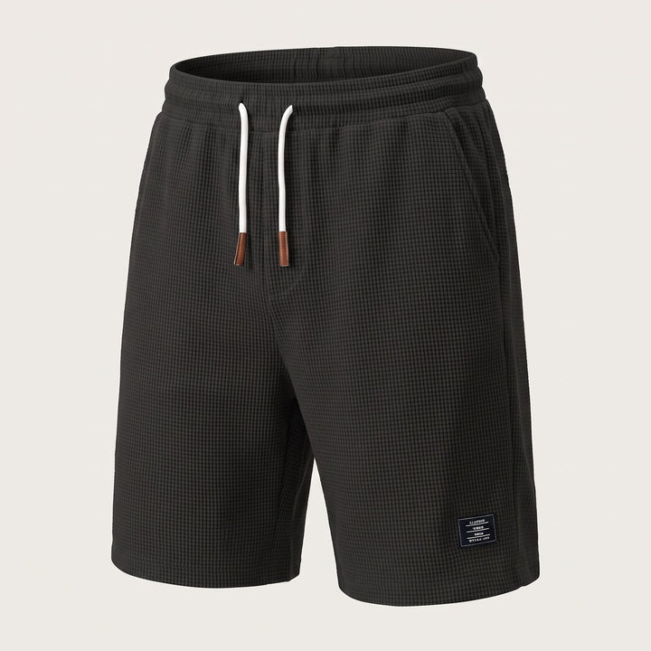 Dettaglio delle tasche profonde sugli shorts da uomo