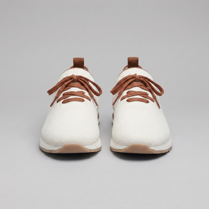 Sneaker indossata, vista laterale sinistra