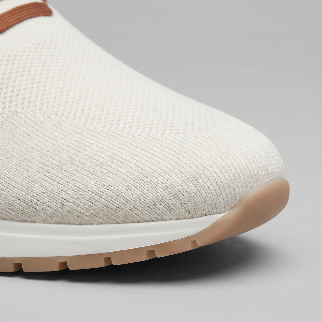 Suola in gomma della sneaker con midsole chiara, vista dal basso