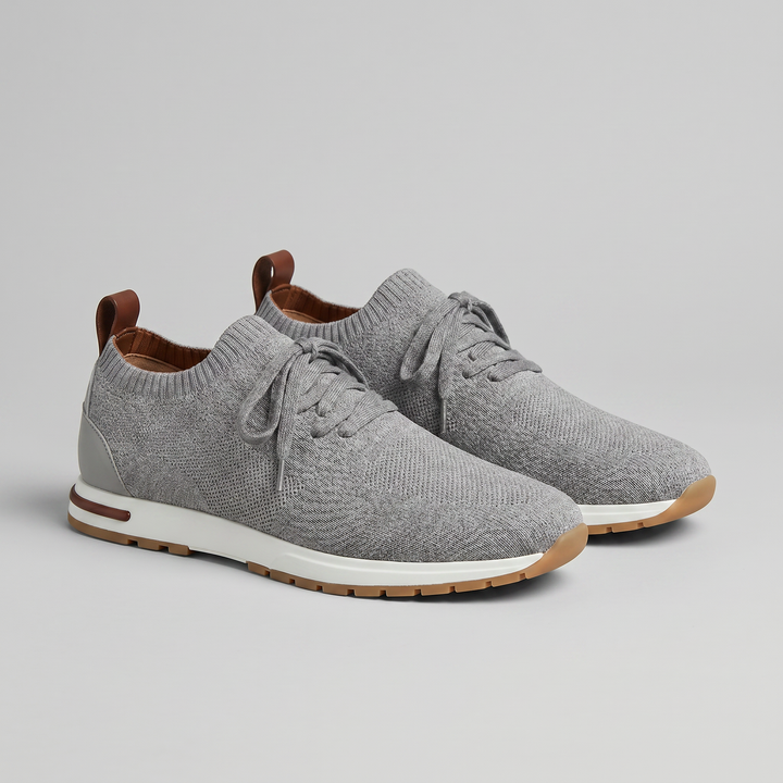 Sneaker indossata, vista laterale destra