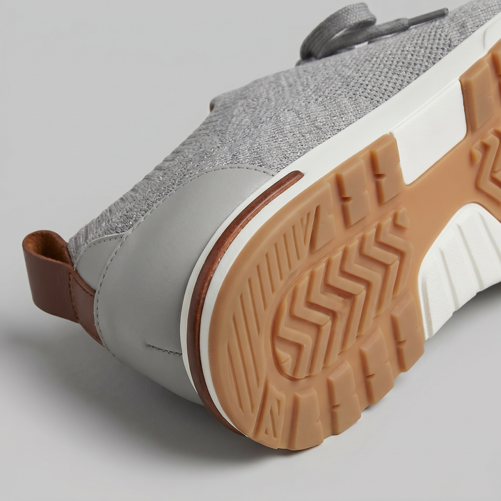 Sneaker su superficie neutra, vista dall&