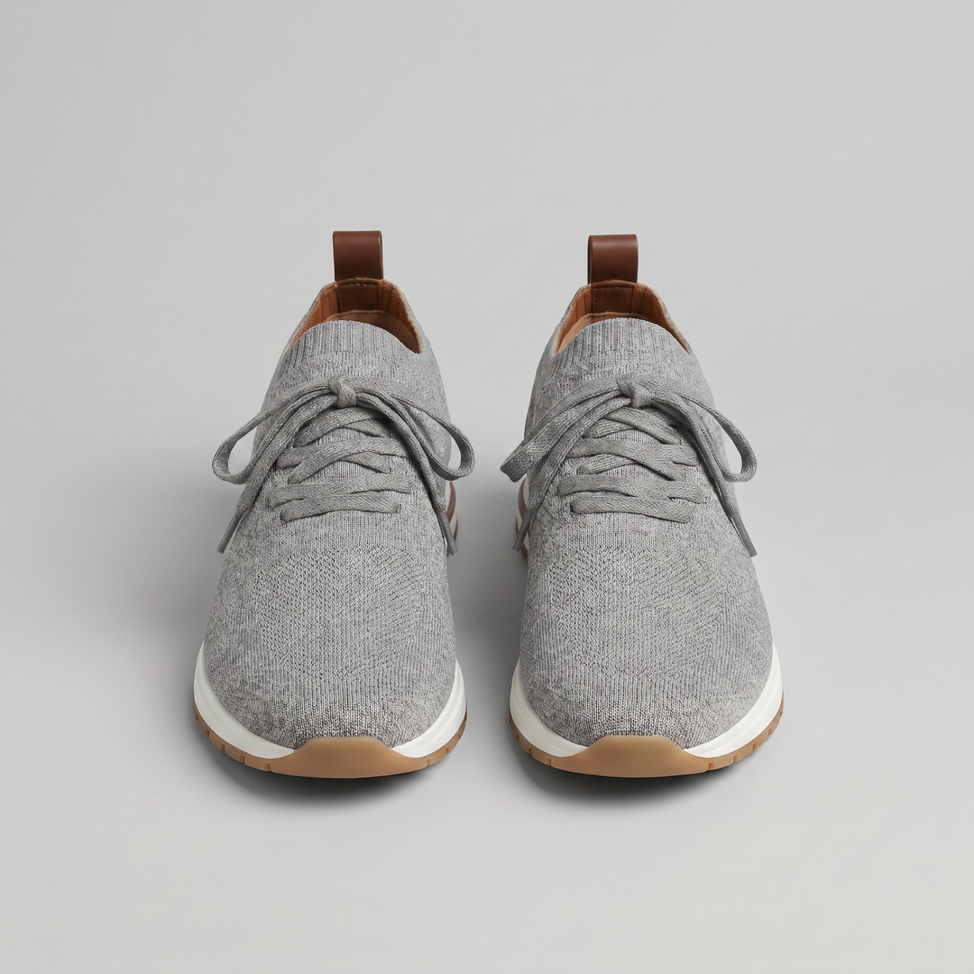 Coppia di sneaker accostate, vista frontale