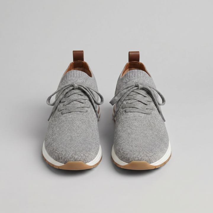 Coppia di sneaker accostate, vista frontale