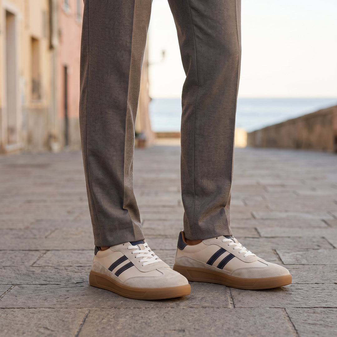 Sneaker da uomo in pelle con pannelli in camoscio e suola in gomma, vista laterale
