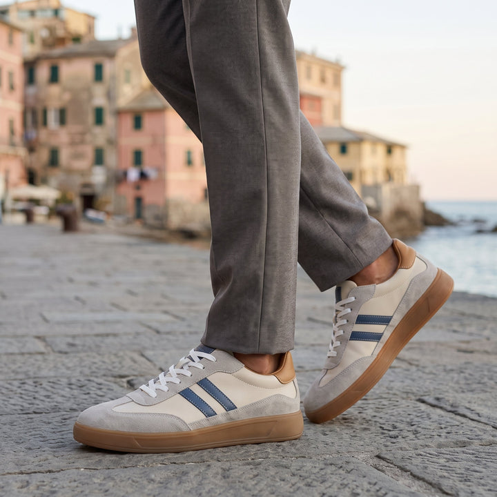 Dettaglio delle strisce a contrasto sul fianco della sneaker