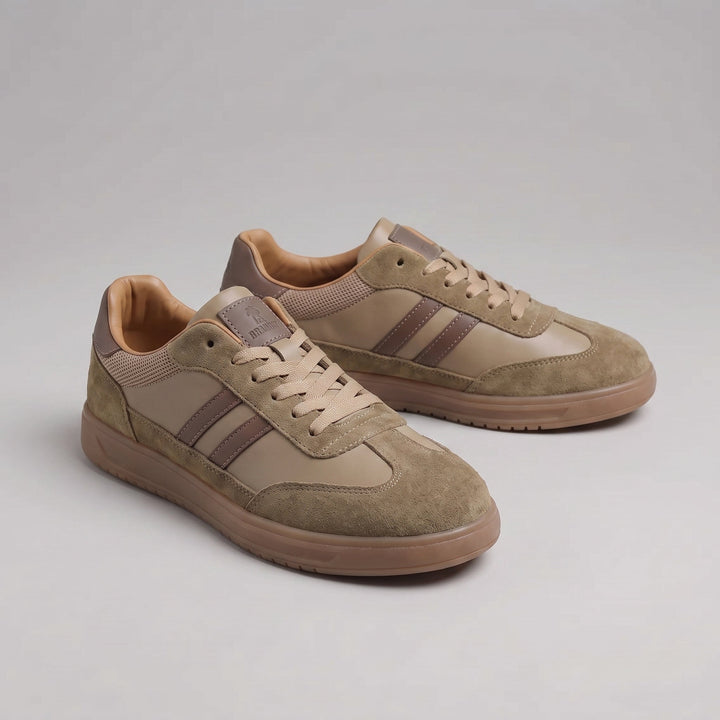 Sneaker indossata, vista laterale in contesto casual estivo