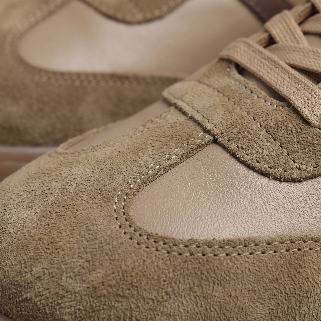 Coppia di sneaker affiancate su sfondo neutro