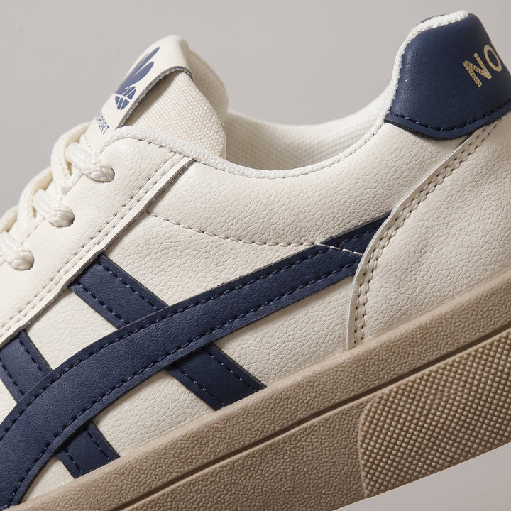 Profilo laterale delle sneakers con silhouette bassa e linee pulite